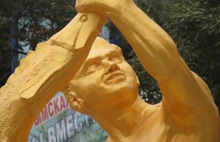 Фонтан "Мальчик с рыбой" в Алуште. Крым. Россия