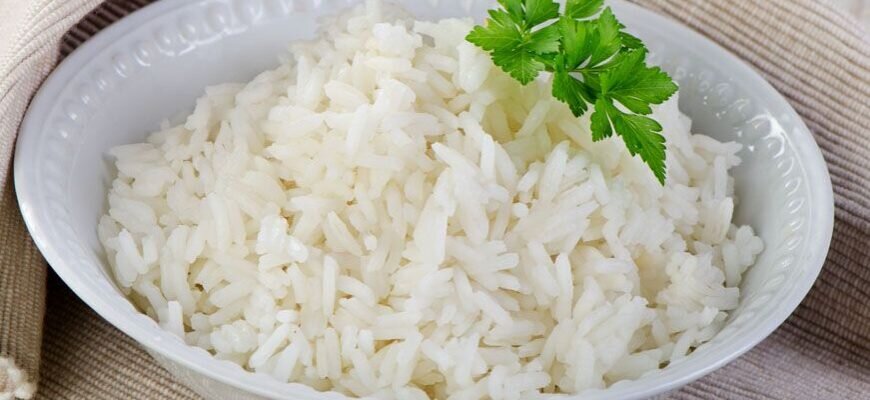 Рис лучше выбирать длиннозёрный, в нём больше полезного крахмала. 