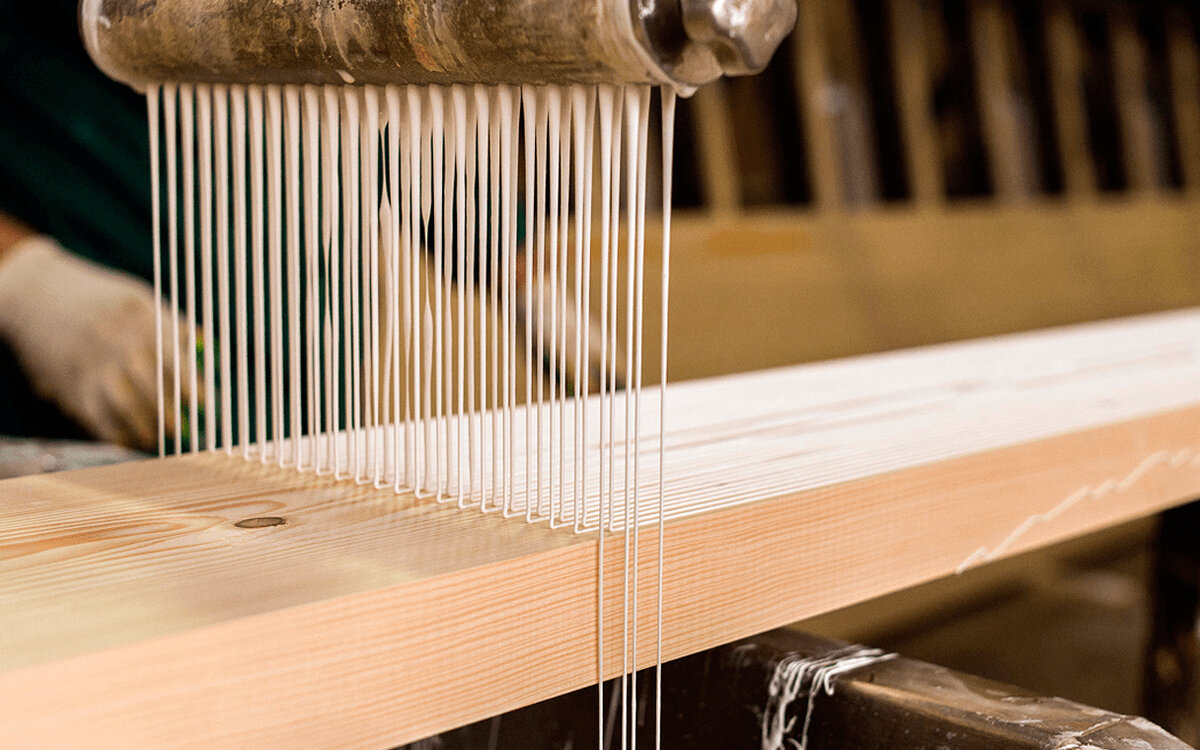 Нанесение клеевого состава. Источник: holz-house.ru