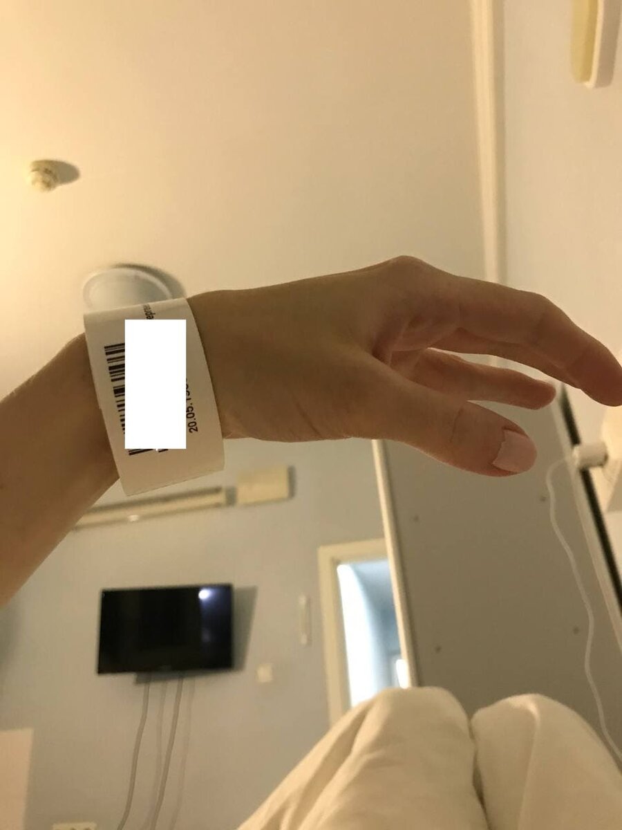 В Центре им. Кулакова, где я рожала, на руку одевают такие вот браслетики со штрих -  кодами, по которым легко найти историю болезни пациента. По-моему, отличная идея