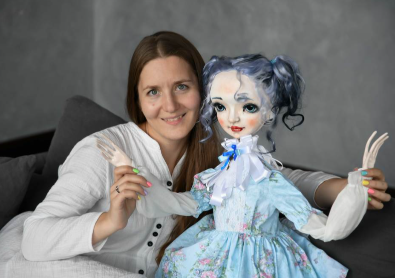 Антонина с Мальвиной для проекта "Театральные куклы" (источник: официальный сайт мастера https://tonynadtochiy.com/getting-ready)