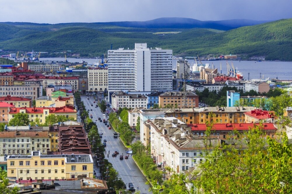 Крупный город за полярным кругом. Мурманск Мурманская область. Мурманск центр города. Центр город Мурманск лето. Мурманску «столица Кольского полуострова».