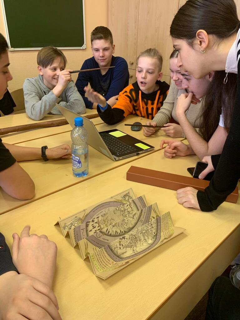 ✨Безусловно, каждый из нас когда-либо слышал, читал или смотрел истории о Гарри Поттере - всеми полюбившуюся сказку о юном волшебнике и его друзьях. Почему не «разыграть» сказку на уроке иностранного языка?