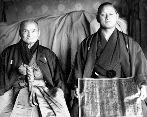 Такэда Сокаку и Хиса Такума в Осаке. Официальная фотография о награждении мэнкё кайдэн в Дайто-рю Айки-дзюдзюцу (1939 г.)