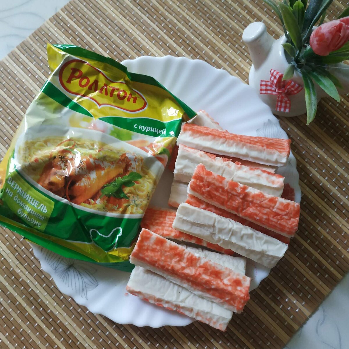 Салат с крабовыми палочками и Роллтоном