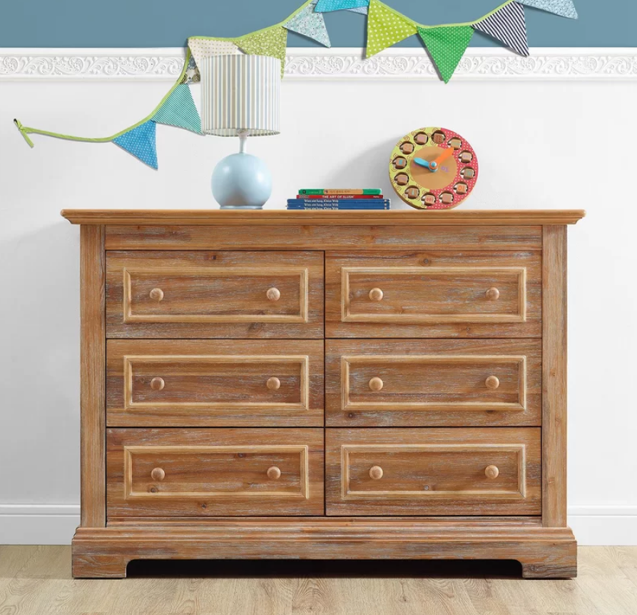 Деревянный комод, бумажный флажок, пластмассовые часы- примеры химических тел.
химическое тело- материальный объект, имеющий массу, форму, вес, объём и другие величины, отделенный от других тел внешней границей раздела . 
Химическое явление это превращение одних веществ в другие (горение дерева,  гноение листьев, скисание молока). 



Физика – это раздел естествознания, наука о материи, ее структуре и движении, простейших и общих  законах природы.

Химия - это  одна из основных наук естествознания, изучающая внутренний состав, внутреннее строение материи, закономерности качественных изменений, разложения и превращения веществ,