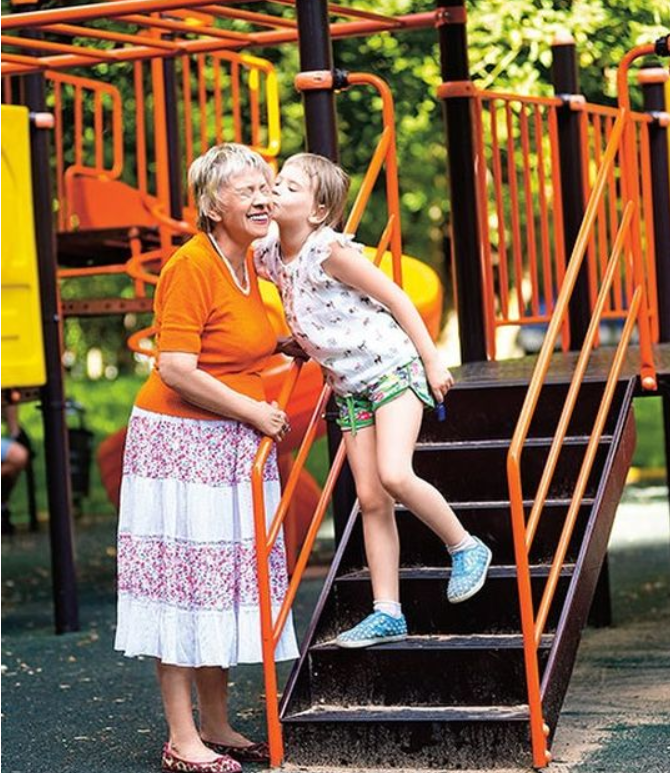 Александра Назарова с внучкой 