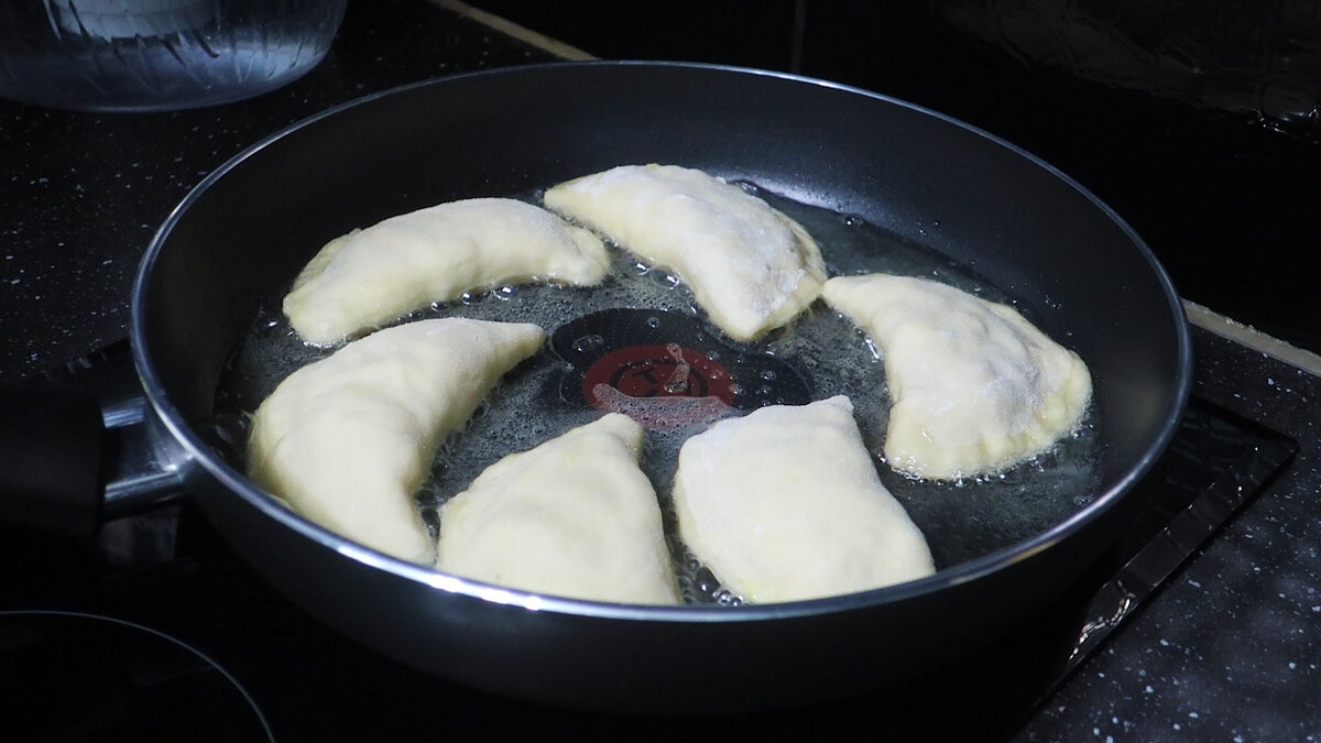 Жареные пирожки на кефире с любимой начинкой - яйцом и зеленым луком |  Кулинарка | Дзен