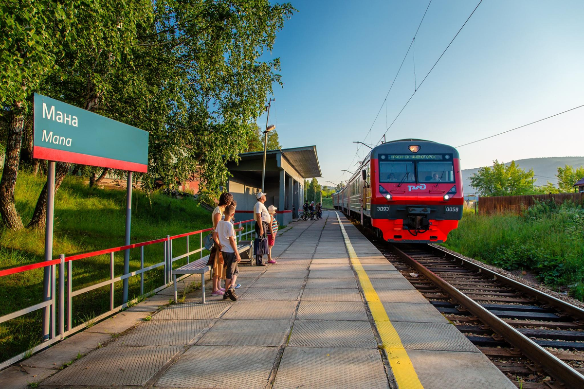 Остановился на платформе. Электричка Красноярск Дивногорск. Красноярск станция Мана. ЖД вокзал Красноярск перрон. ЖД вокзал Дивногорск.