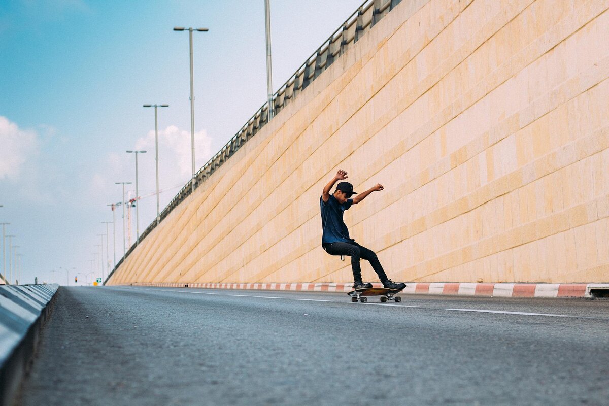 https://pixabay.com/photos/skater-man-skating-sport-leisure-2982422/