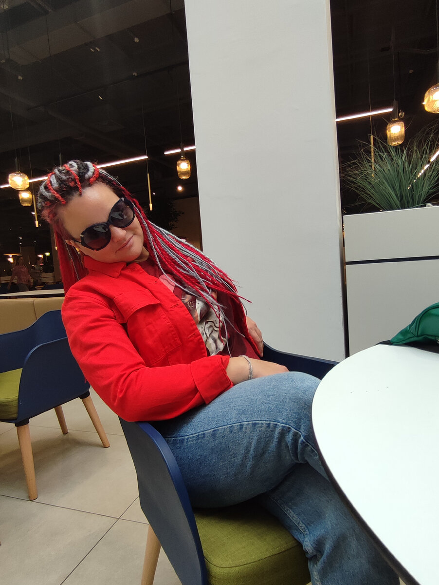 Это я в 12.00 дома, в ТЦ, наслаждаюсь послебассейновым завтраком, планируя только уборку квартиры... И то - не слишком уверенно планирую, на грани "а может не надо? "🤣🤣