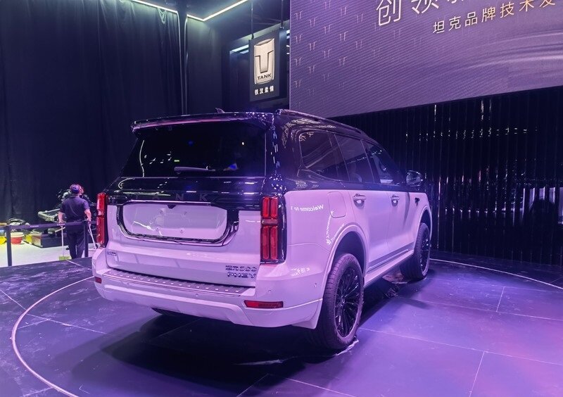 На фото: гибридный внедорожник Tank 500 PHEV