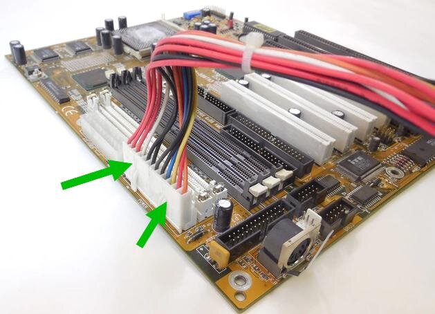 Не знаю есть ли у вас такая проблема — но этот кабель лично мне просто так не отцепить от материнки. Он так сильно крепится, что кажется материнку можно повредить, извлекая его.