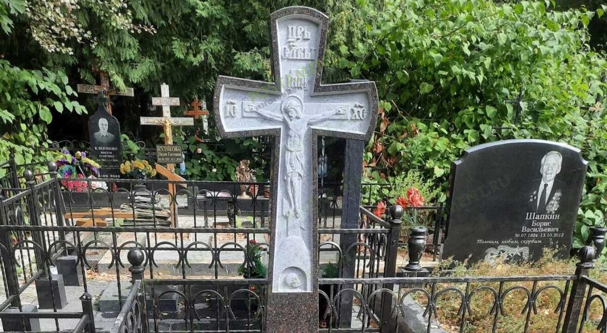 Почему нельзя ставить на могилу. Покосились памятники на кладбище. Памятник с камазом на могилу. Почему нельзя ставить на могилу. Мусульманские надгробные плиты.