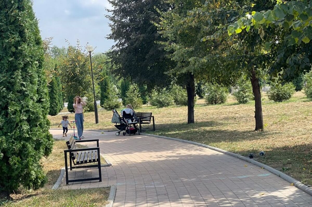    На лавочках обновлённой Набережной места хватает всем.