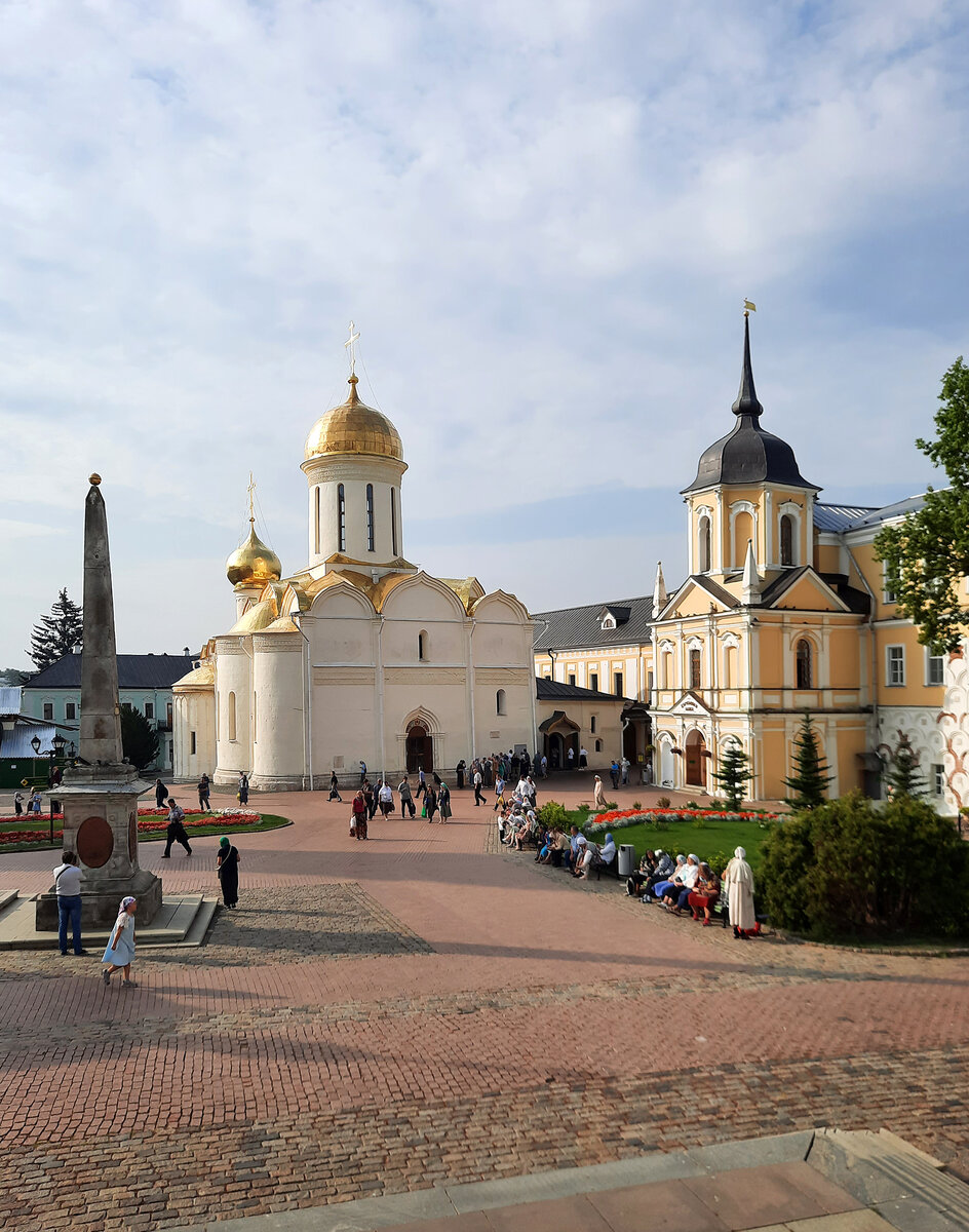 Троицкий собор - первый каменный в Лавре, для него была написана Андреем Рублевым  знаменитая "Троица" 