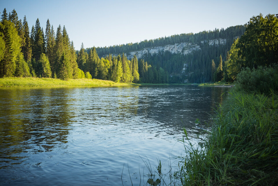 Вот такими видят Усьвинские стобы туристы, которые после полудня приезжают к их подножью. Солнце уходит за саму скалу и она пропадает в своей тени.