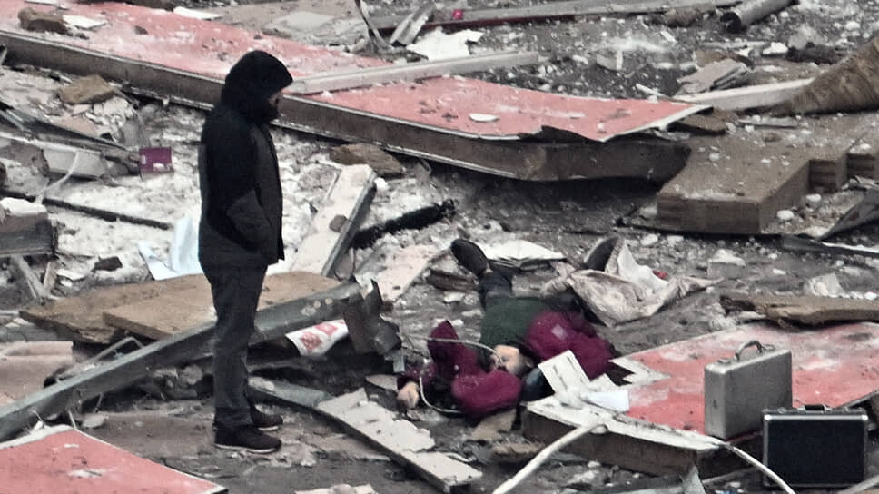 Фото: Иван Водопьянов / Коммерсантъ📷Тело погибшего охранника при пожаре в ТЦ «Мега Химки»