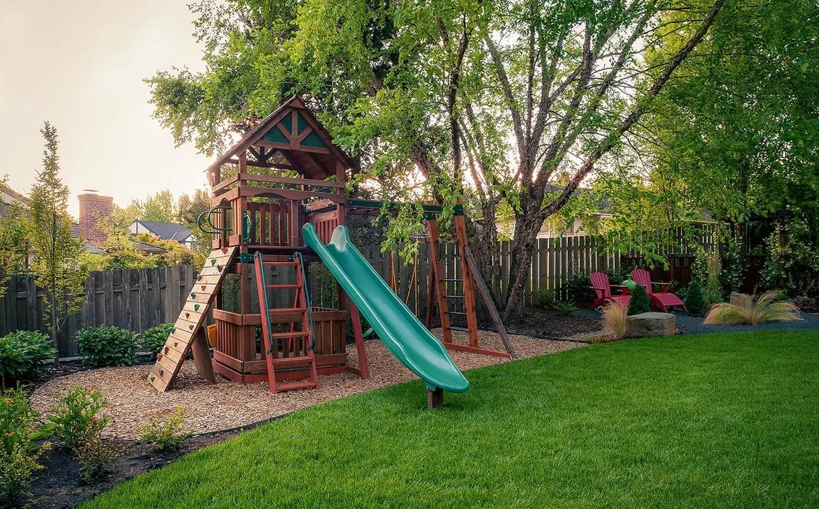 Детская площадка на даче. Источник фото am-agro.ru