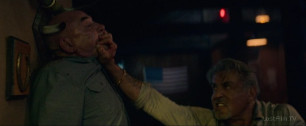 дедуля Слай неутомимо трясёт стариной