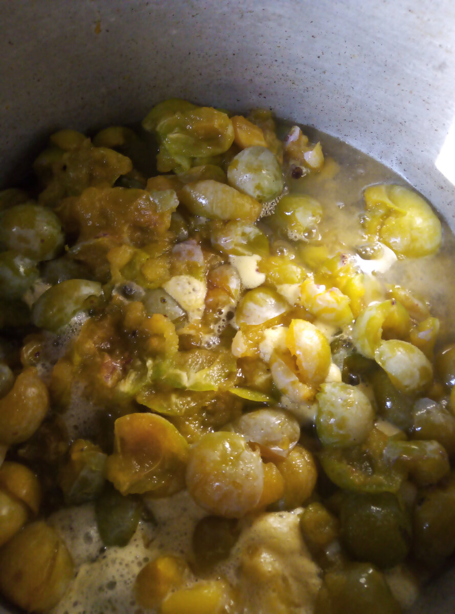 Ткемали варится.                                                          Как закипело, даю покипеть минут 10-15. Затем перетерла через сито. Можно блендером. Это даже лучше.