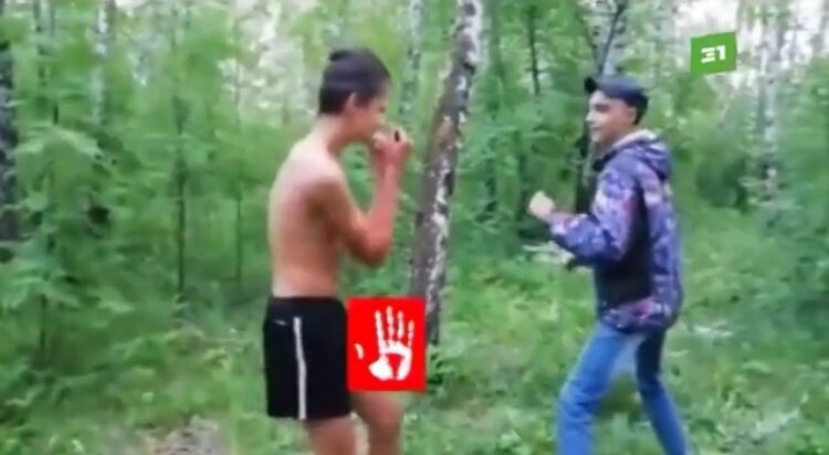 Околофутбольщики из Челябинска отдыхали на речке в компании страдающего ДЦП мальчика, который перепутал полотенце и взял чужое. За провинность на него накинулся занимающийся тайским боксом Виталий, которого поддержала толпа. 
 
Сейчас у избитого диагностировано сотрясение мозга и множественные гематомы. Известно, что он не говорил родителям об инциденте, но шакалы сами выложили видео и привлекли к себе внимание правоохранительных органов. 
 
«Личности активных участников драки установлены, сейчас в отношении них проводится проверка», – сообщили в пресс-службе ГУМВД России по Челябинской области.