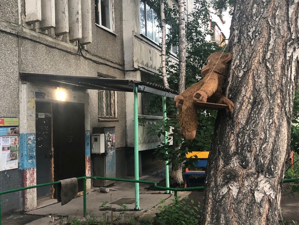 Или, если есть возможность, фотографируйте. В этом фото художественной ценности никакой, но меня задела жутковатая игрушечная обезьяна, смотрящая со своего насеста прямо на чей-то балкон.