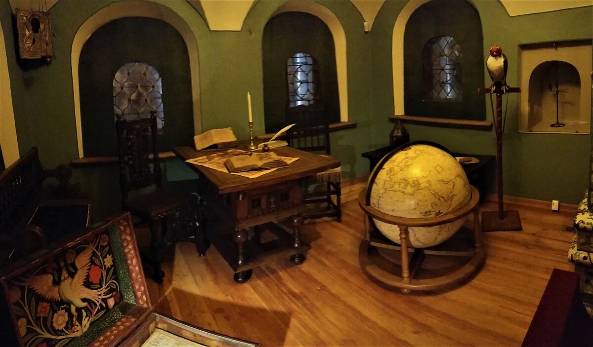 На глобусе, кстати, современная Россия обозначена как Московия и Тартария.