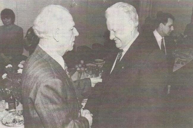 1993 год. Олимпийский бал. Б.Н.Ельцин и его первый тренер по волейболу А.В.Кильчевский.