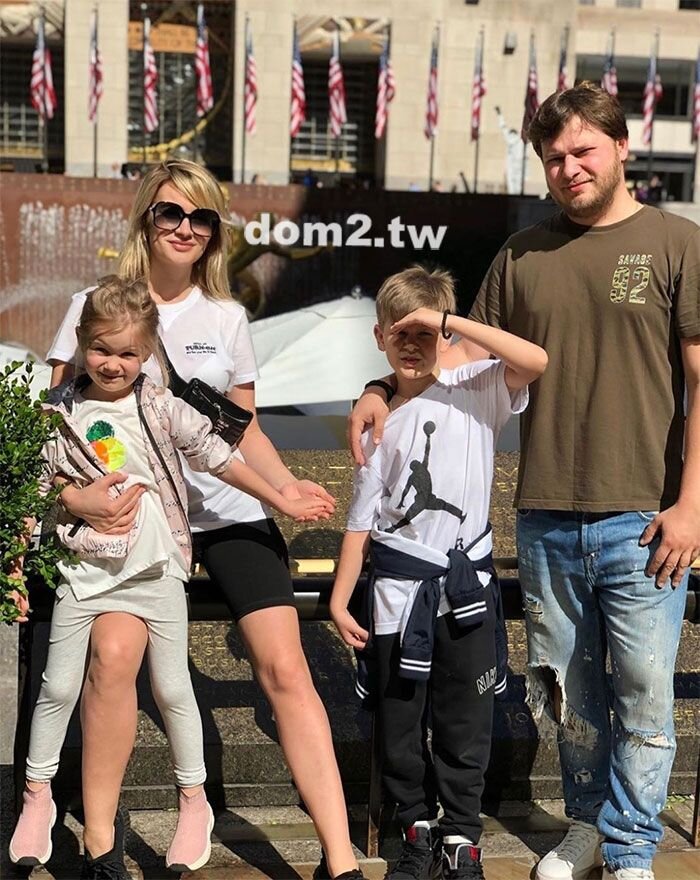 Родственники Дмитрия были в ужасе, что в их благополучной семье появилась такая барышня, как Елена Бушина