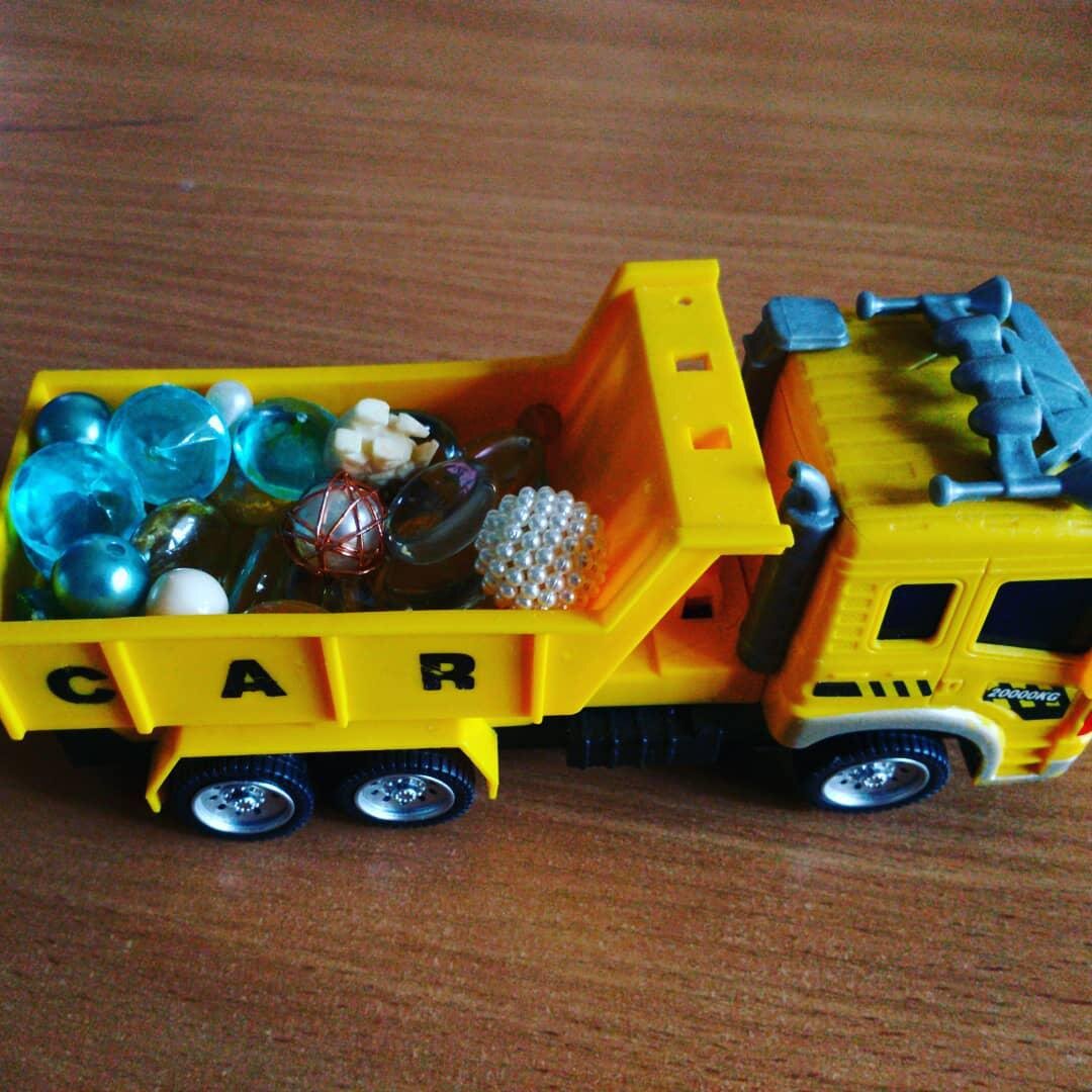 Игры с мелкими камушками помогают развитию мелкой моторики - проверено на сыне!