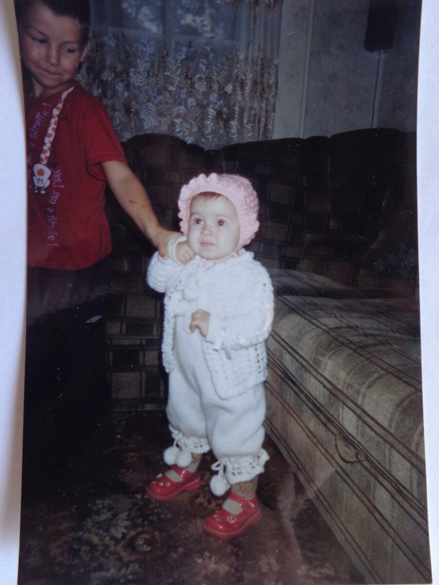 Лиза с братаном, уже хорошо ходящая (видно, что комбезик по низу коротковат)