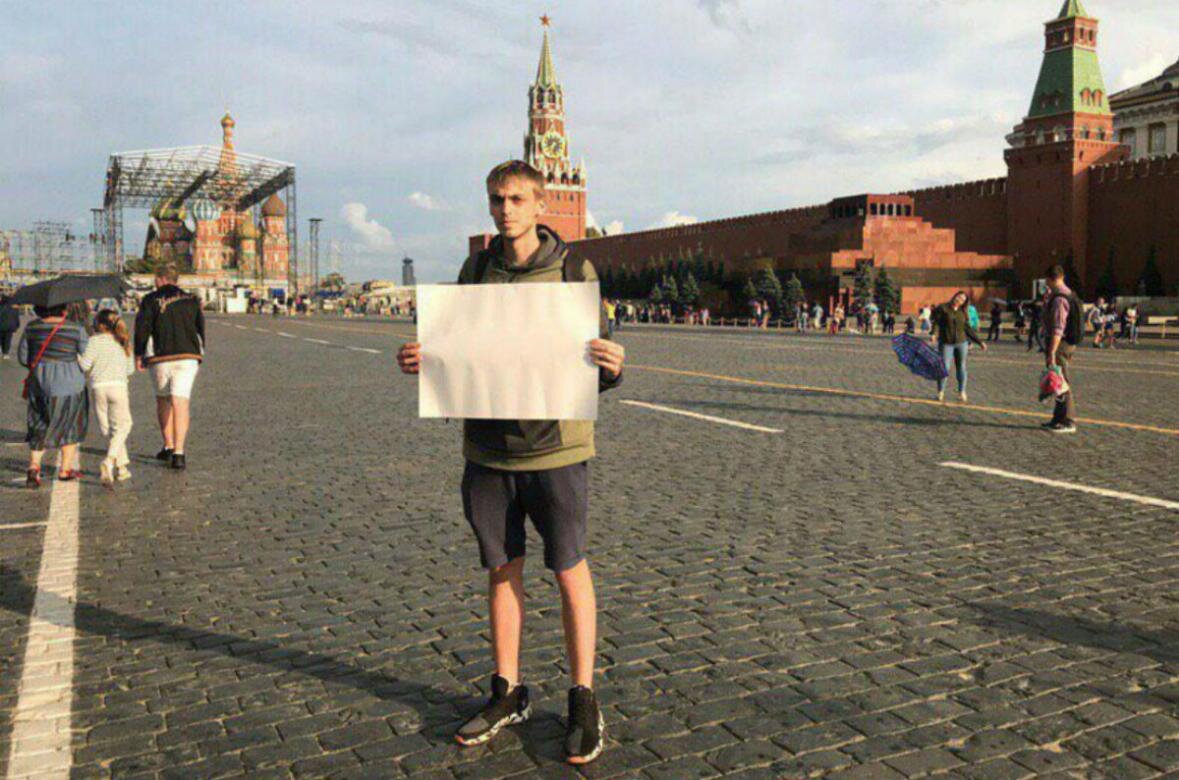 За ватман в руках можно получить срок.