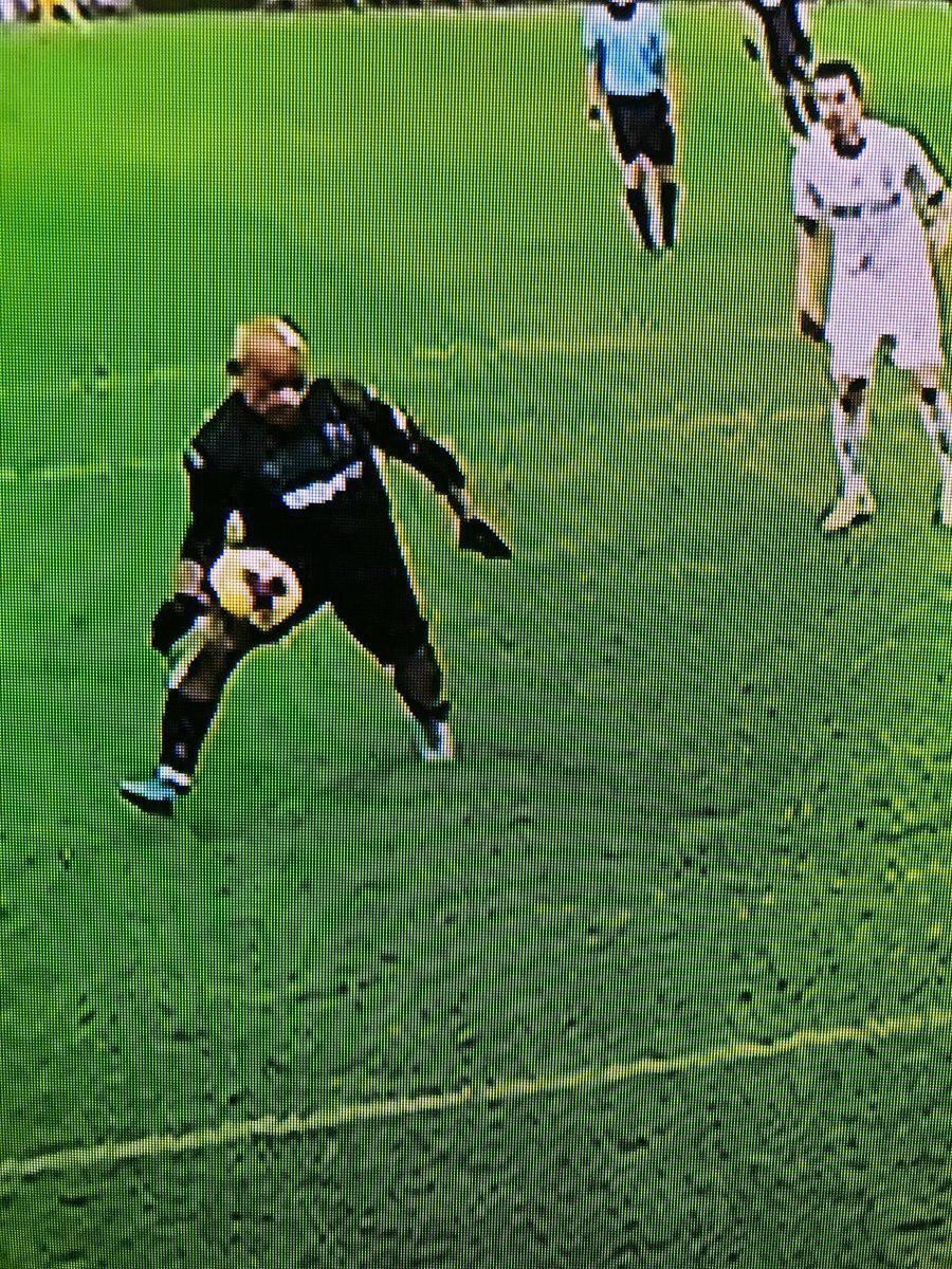 Проверьте себя, судья-Казарцев даже с помощью видео просмотра игры рукой не заметил.