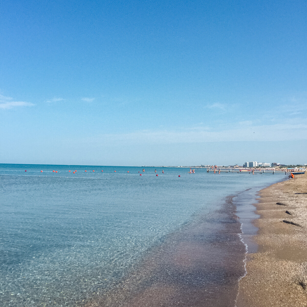 В Анапе было чистое море и песок, и даже удалось найти место, где никого нет