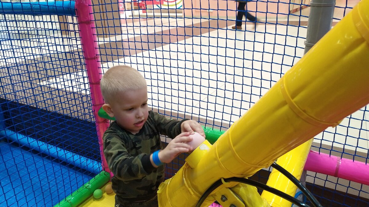      Я стараюсь как можно чаще посещать с ребёнком детские игровые комплексы