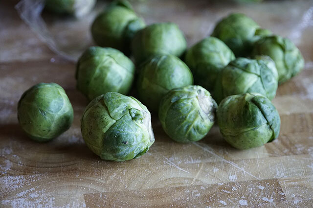 14. Брюссельская капуста. Невысокое содержание легкоусваиваемого белка — 5 г на 100 г продукта. Содержит много витаминов: С, Е и К.