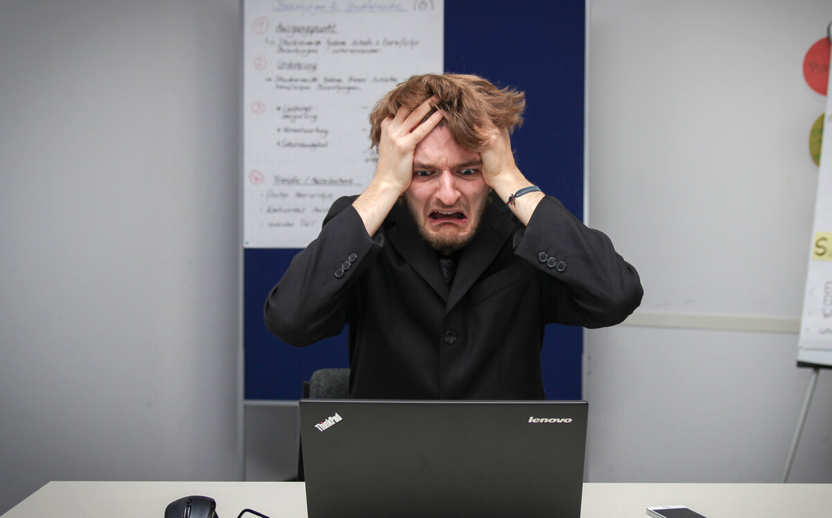 Учитель за компьютером. Источник: unsplash.com