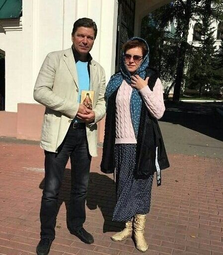  У обоих уже был опыт неудачного брака. Поэтому на новые отношения оба возлагали, как говорится большие надежды. После регистрации брака, пара обвенчалась. Счастье и радость вскоре сменились на череду жизненных испытаний. У актера начались проблемы с о здоровьем, которые могли привести к тяжелом последствиям. Спустя время Сергей смог победить недуг.Однако судьба приносит еще одно испытания. Долгое время пара не могла завести детей. Актеры старались всячески поддерживать друг друга, но ввиду своих и без того не сахарных характеров, на почве отсутствия детей брак потихоньку трещал по швам.....Сергей и Лариса приходят к выводу, что так не может больше продолжаться и обращаются за помощью к вере. Актеры становятся прихожанами храма в Троице-Голенищеве, в котором неустанно мололись за рождение ребенка...