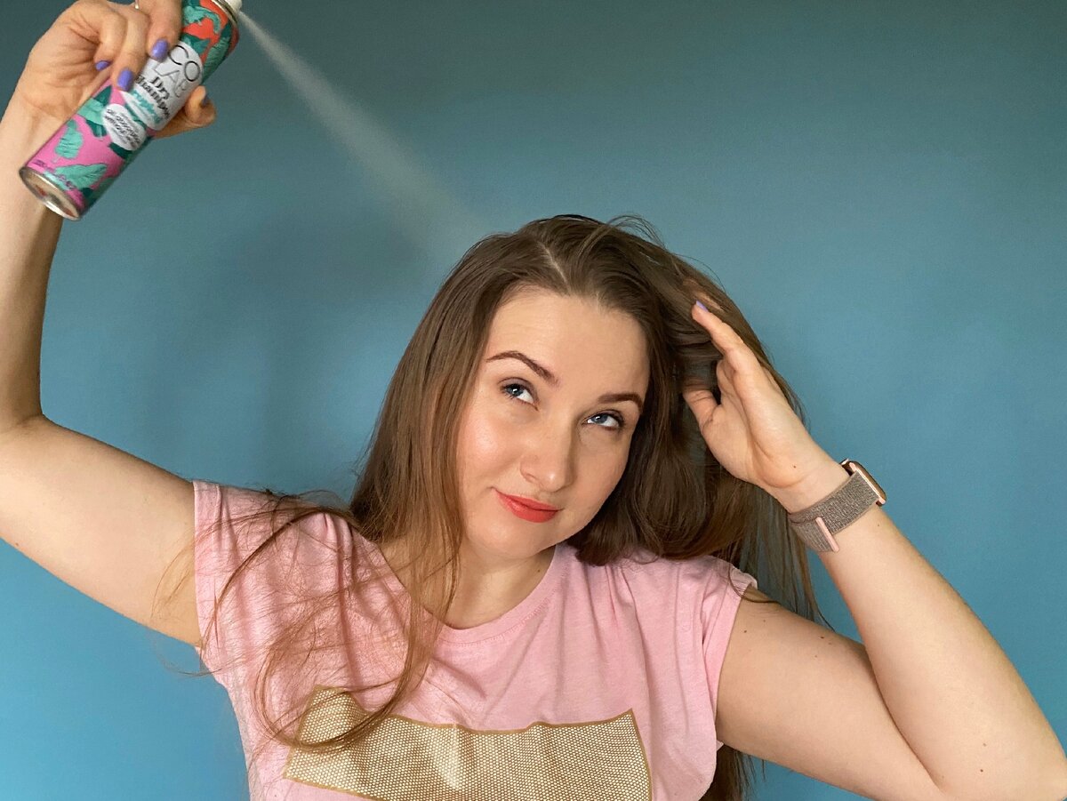 Распыление очень мелкое, на волосах не заметен