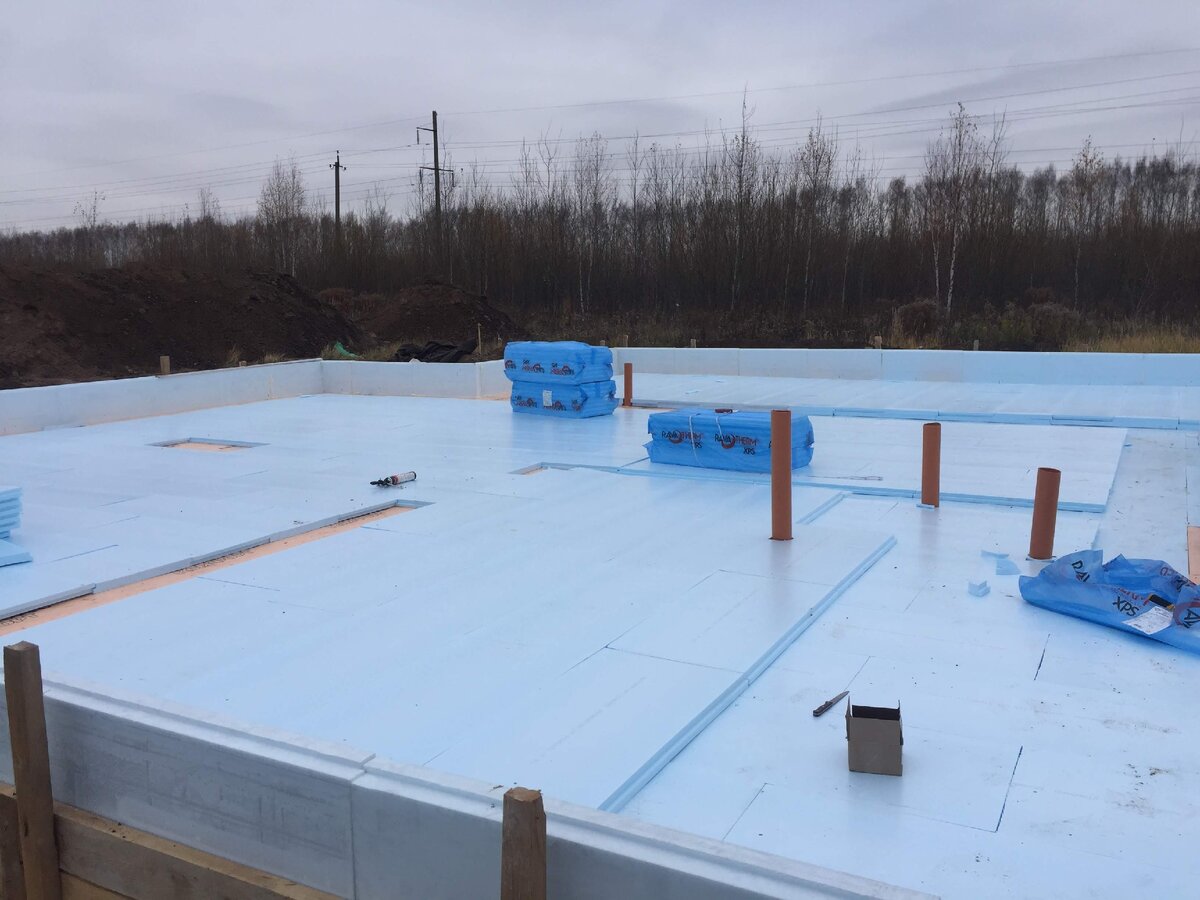 По подготовленной поверхности укладываются листы утеплителя - так готовится чаша для монолитной плиты. Фото компании "Мой Дом" - https://cmhouse.ru