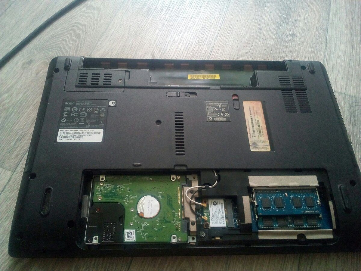 Ноутбук Acer Aspire 5742G. В процессе эксплуатации здесь был установлен дополнительный Модуль RAM