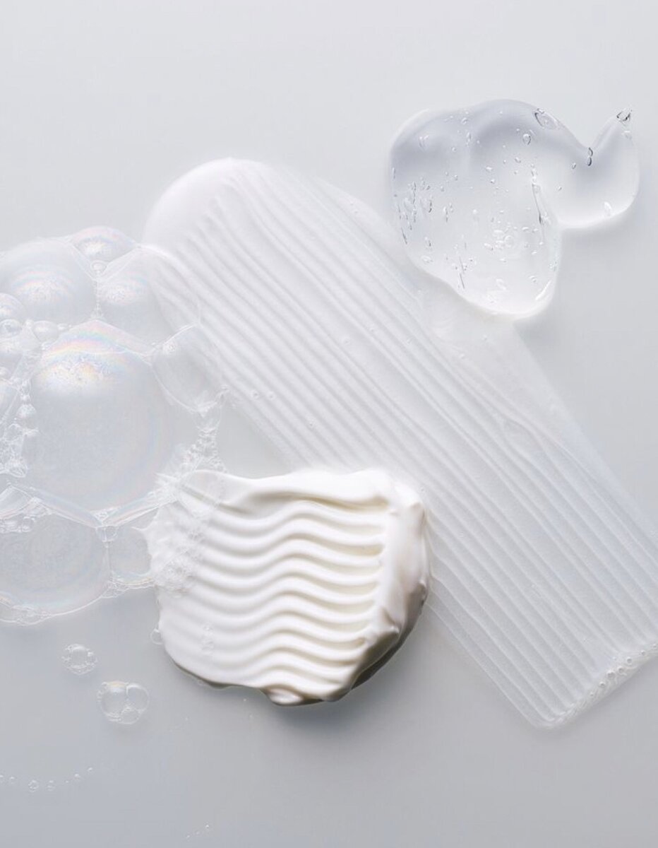 

Энзимный пилинг является  одним из самых щадящих вариантов пилинга. 
Такая процедура подходит для всех типов кожи, в том числе для чувствительной.

В чем его секрет? В том, что в энзимном пилинге используются не кислоты и абразивные («царапающие») частички, а ферменты, которые довольно мягко устраняют отмершие клетки кожи. Каким образом? Энзимы, попадая на кожу, разрушают вещество, связывающее отмершие чешуйки, за счет чего они легко удаляются кроме того, такой вариант процедуры отлично действует на кожу: очищает поры, производит осветление пигментных пятен и акне, стимулирует обновительные процессы кожи («рождение» новых клеток).
Результат проявляет уже на первой процедуре – кожа становится более чистой, гладкой, выравнивается рельеф, осветляются пигментные пятна и следы после акне. Каждая последующая процедура пилинга улучшает этот результат.
А теперь просуммируем вышенаписанное.
Плюсы энзимного пилинга:
* более мягкое действие на кожу, не повреждает и не травмирует ее;
* подходит для любого периода года, использовать можно и летом;
* универсальный и подходит для всех типов кожи, в том числе проблемной и чувствительной;
* видимый эффект после первой же процедуры, который с каждым последующим разом улучшается;
* нет необходимости в восстановительном периоде, так как не травмирует кожу;
* хороший вариант как «вступительная процедура» в салоне, после которой намного лучше будут действовать активные маски и средства;