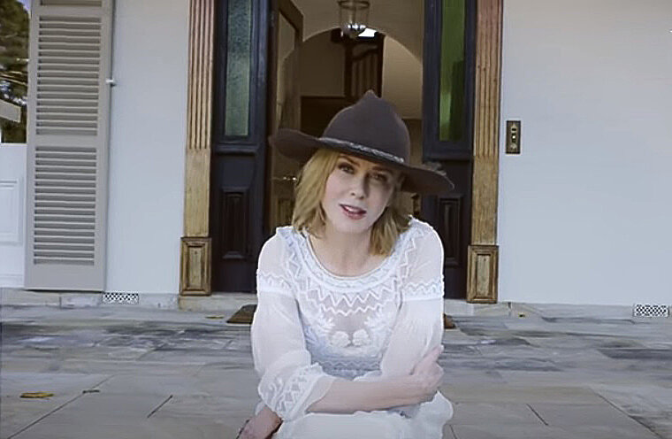 Николь Кидман встречает корреспондента VOGUE на крыльце своего дома в Австралии  