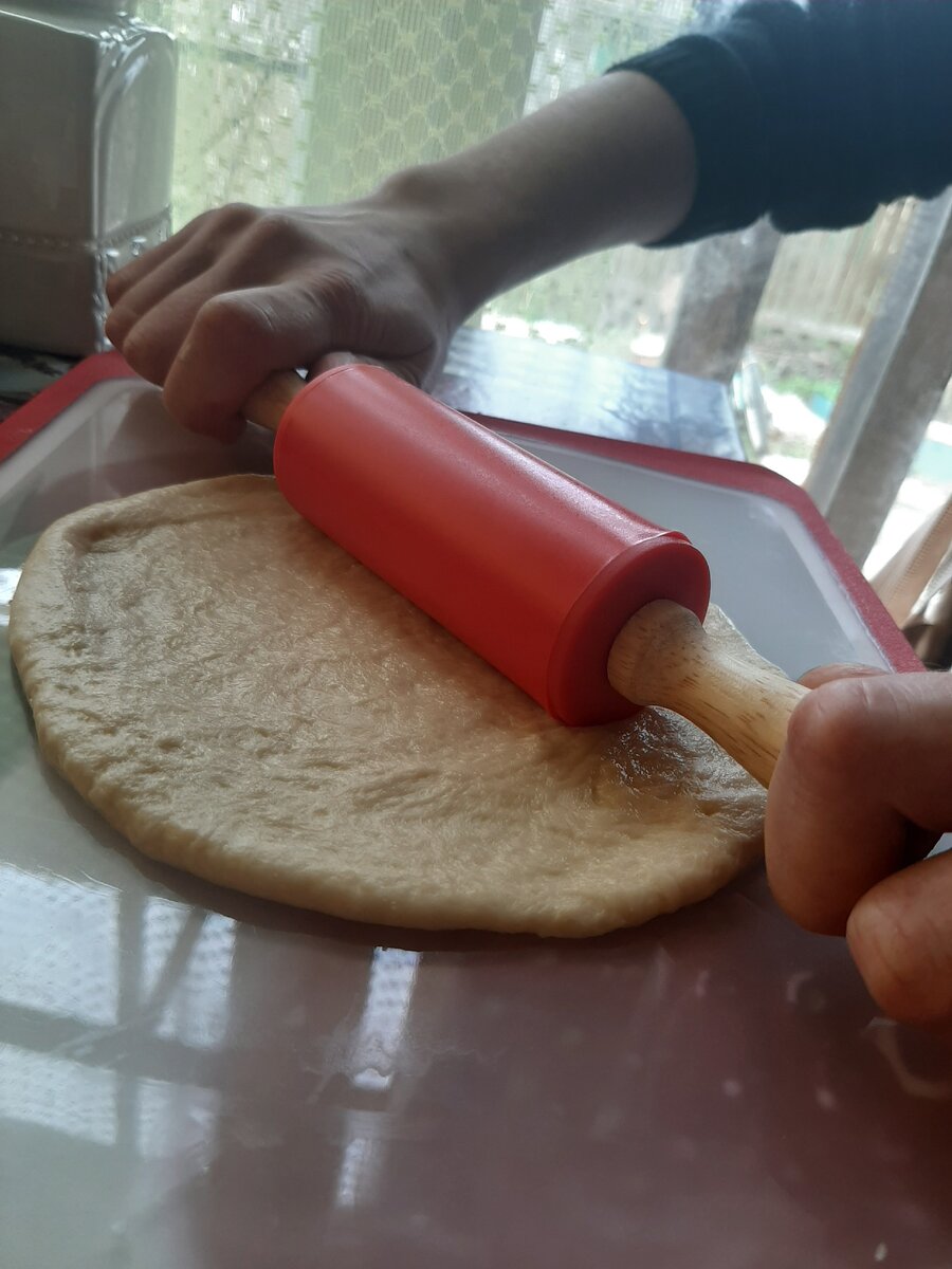 Видите, тесто на раскате кажется ноздеватым? Это из-за низкого содержания клейковины в муке, которую я нашла в сельпо. И это - несмотря на целый час ручного замеса (пока шел фильм). Из такого теста трудно слепить толковый пирожок с начинкой, но плюшкам это нипочём, лишь бы поднялись - а они поднимутся! 