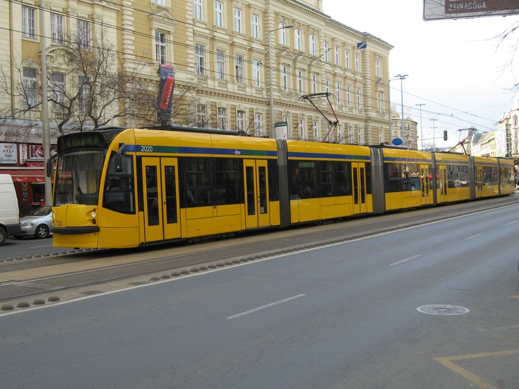 самый длинный трамвай в мире. трамвай 53 метра будапешт. самый длинный трамвай. будапешт длинный трамвай. венгрия трамвай.