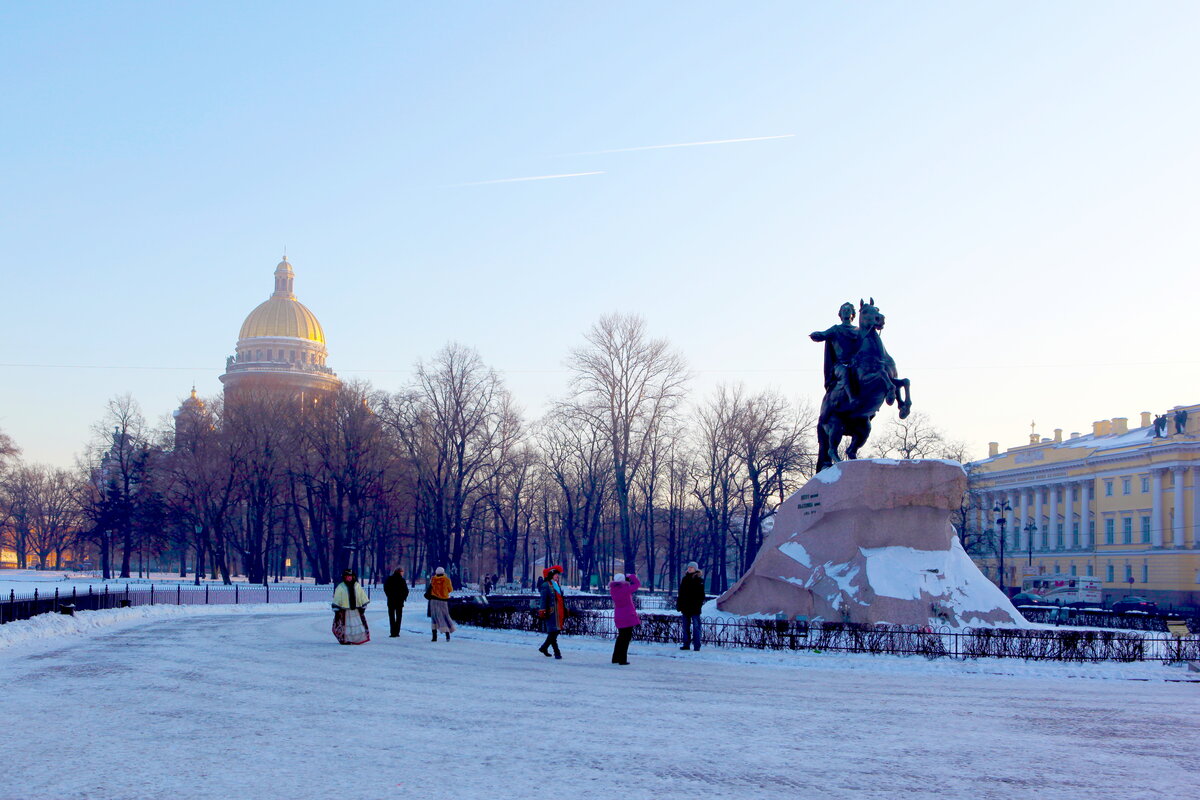 Сенатская площадь в питере. Сенатская площадь Санкт-Петербург. Сенатская площадь Санкт-Петербург зима. Медный всадник в Санкт-Петербурге зимой. Памятник Петру 1 в Санкт-Петербурге зимой.