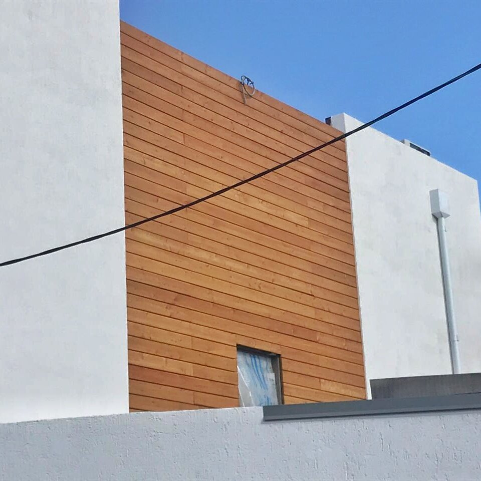 Благодаря дереву дом обрел свою изюминку и стал значительно привлекательнее