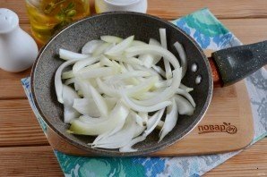 Луковицу порежьте полукольцами, отправьте на сковороду с подогретым маслом, жарьте до полуготовности. 