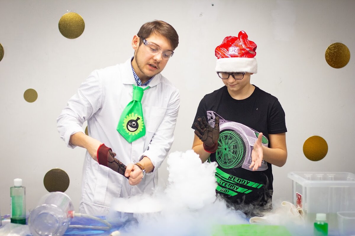 Фото из личного архива,  химический мастер-класс с наставником. 